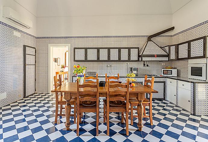 Equipped kitchen with dining area, ornamental fireplace, and A/C . - Villa Palazzola . (Galerie de photos) }}