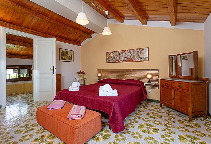 Double bedroom with en suite bathroom and A/C . - Villa Palazzola . (Photo Gallery) }}