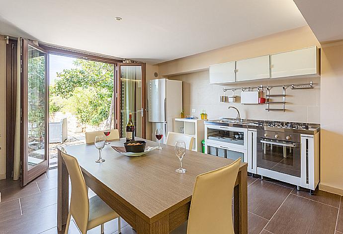 Dining area and equipped kitchen . - Villa Palazzola . (Galerie de photos) }}