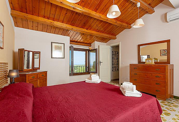 Double bedroom with en suite bathroom and A/C . - Villa Palazzola . (Photo Gallery) }}