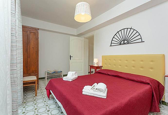 Double bedroom with en suite bathroom and A/C . - Villa Palazzola . (Photo Gallery) }}