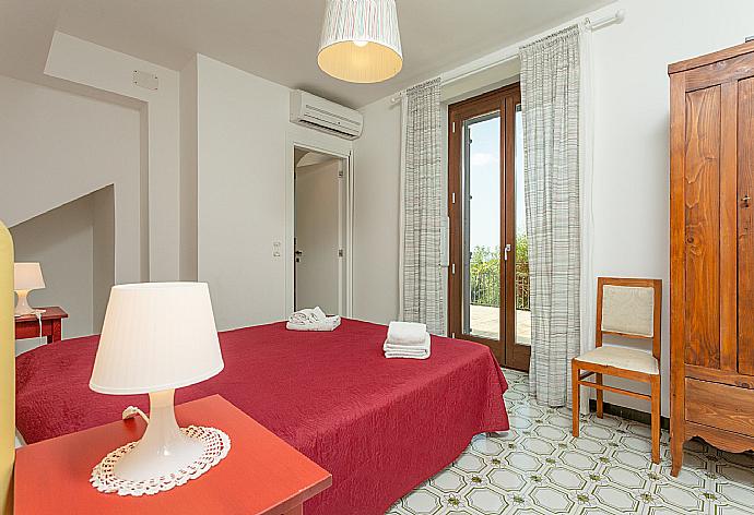 Double bedroom with en suite bathroom and A/C . - Villa Palazzola . (Galería de imágenes) }}