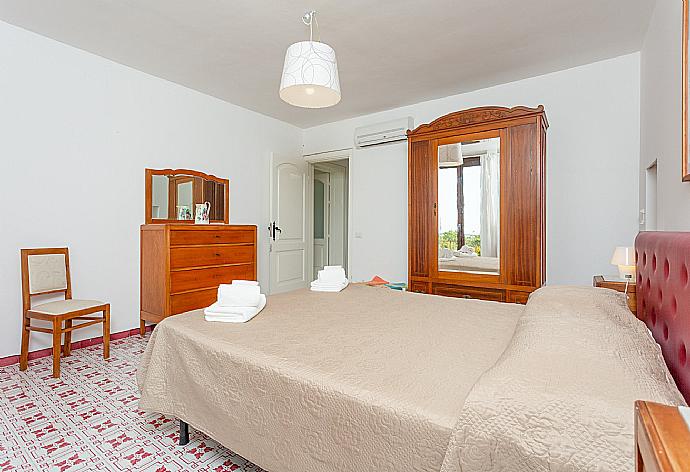 Double bedroom with A/C . - Villa Palazzola . (Galería de imágenes) }}