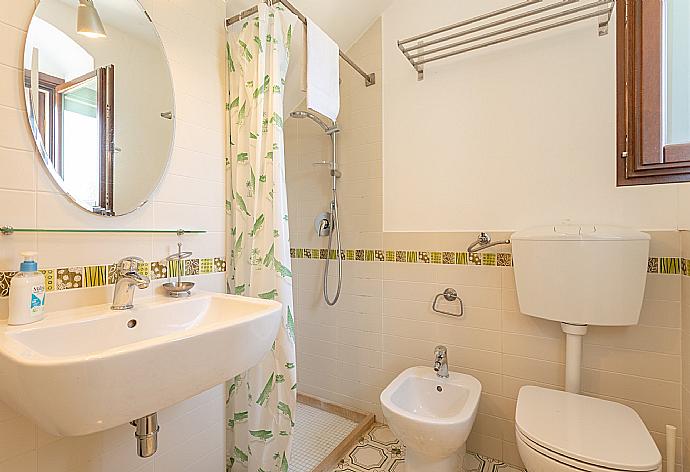 En suite bathroom with shower . - Villa Palazzola . (Photo Gallery) }}