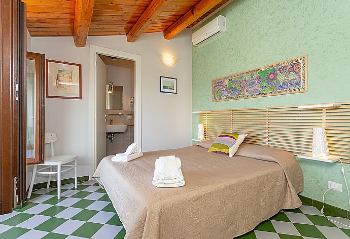 Double bedroom with en suite bathroom and A/C . - Villa Palazzola . (Photo Gallery) }}