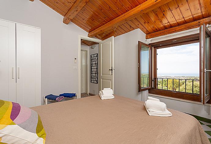 Double bedroom with en suite bathroom and A/C . - Villa Palazzola . (Fotogalerie) }}