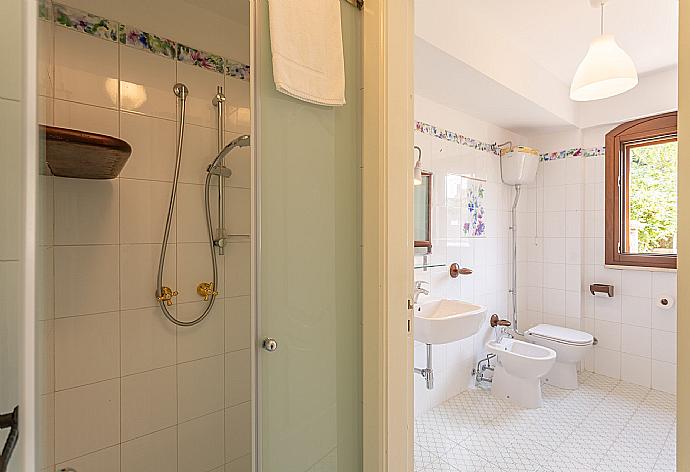 Family bathroom with shower . - Villa Palazzola . (Fotogalerie) }}