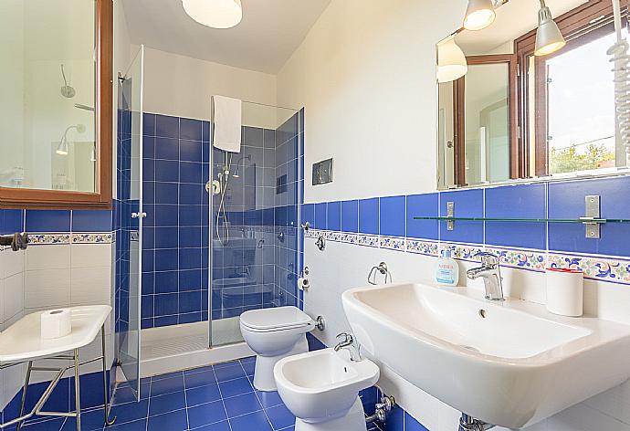 Family bathroom with shower . - Villa Palazzola . (Galería de imágenes) }}