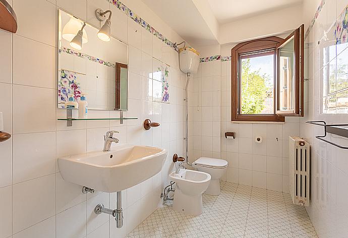 Family bathroom with shower . - Villa Palazzola . (Fotogalerie) }}