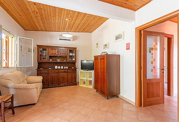 Open-plan living room with sofa, dining area, kitchen, A/C, WiFi internet, satellite TV, and terrace access . - Villa Dune . (Galerie de photos) }}