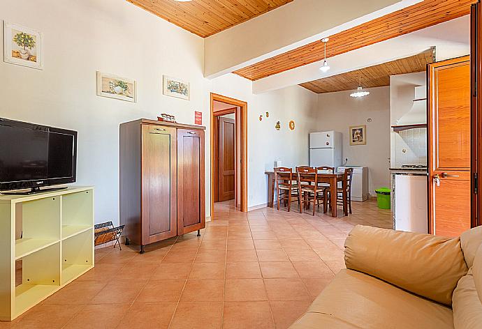 Open-plan living room with sofa, dining area, kitchen, A/C, WiFi internet, satellite TV, and terrace access . - Villa Dune . (Galleria fotografica) }}