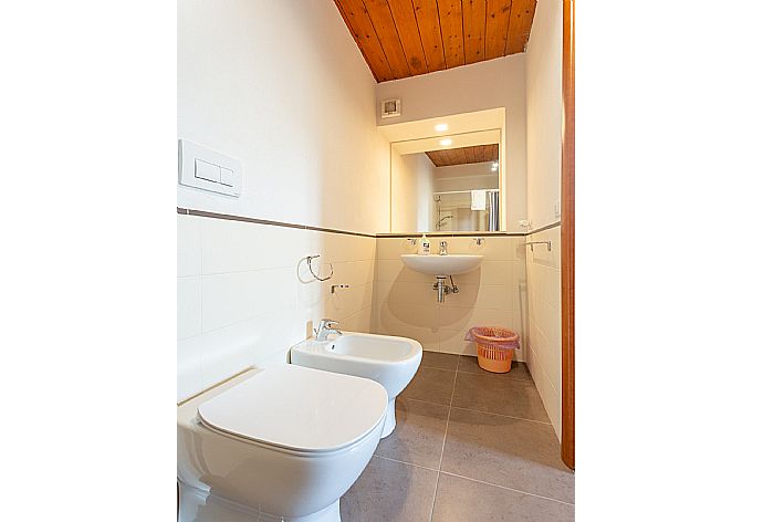 En suite bathroom with shower . - Villa Dune . (Galleria fotografica) }}