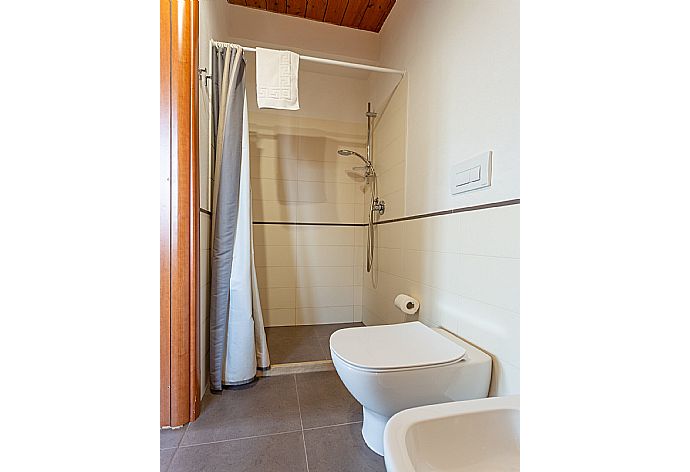 En suite bathroom with shower . - Villa Dune . (Galerie de photos) }}