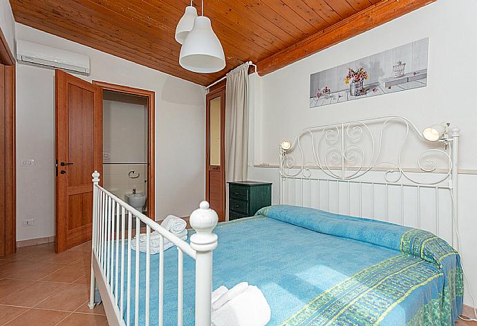 Double bedroom with en suite bathroom and A/C . - Villa Dune . (Galerie de photos) }}