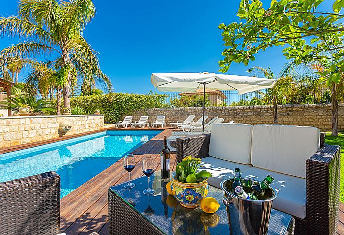 Private pool and terrace . - Villa Aziz . (Galerie de photos) }}
