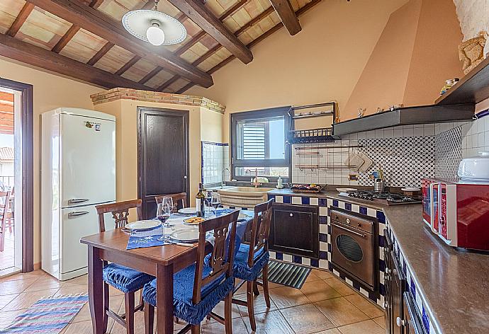 Dining area and equipped kitchen . - Villa Aziz . (Galerie de photos) }}