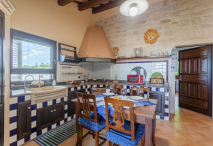 Dining area and equipped kitchen . - Villa Aziz . (Galerie de photos) }}