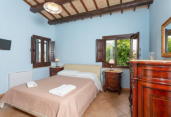 Double bedroom on first floor of main building with A/C . - Villa Aziz . (Galerie de photos) }}