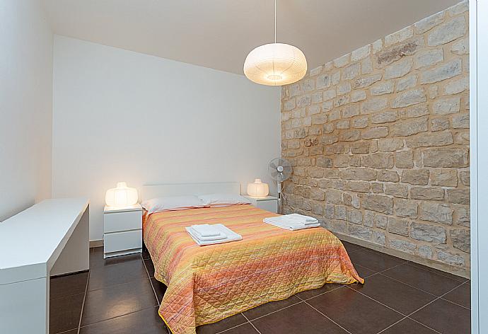 Double bedroom on ground floor of main building with A/C . - Villa Aziz . (Galerie de photos) }}