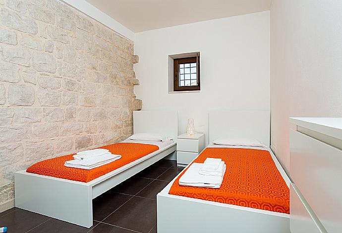 Twin bedroom on ground floor of main building with A/C . - Villa Aziz . (Galerie de photos) }}