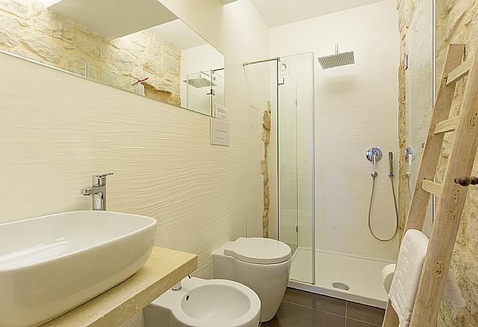 Family bathroom on ground floor of main building with shower . - Villa Aziz . (Fotogalerie) }}