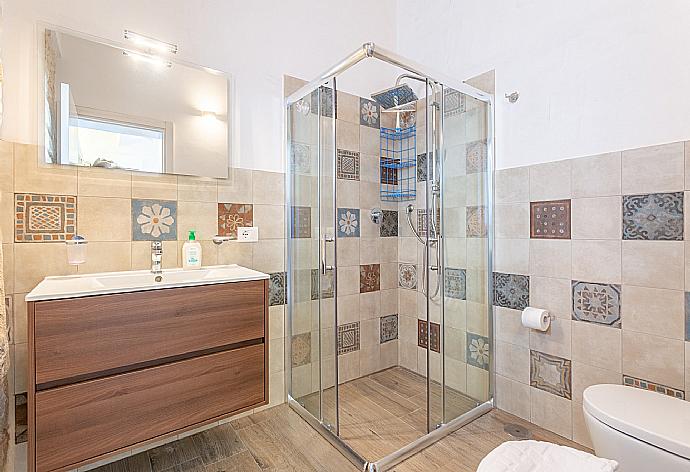 En suite bathroom with shower . - Villa Aziz . (Galleria fotografica) }}