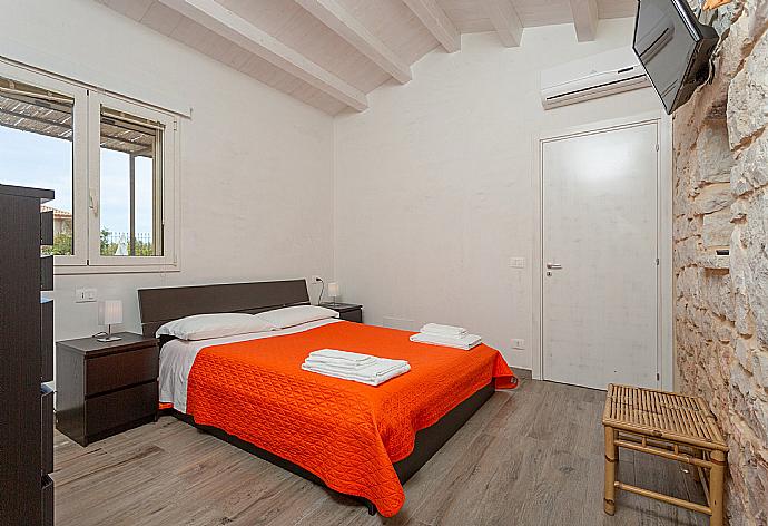 Double bedroom in annex with en suite bathroom, A/C, and TV . - Villa Aziz . (Fotogalerie) }}