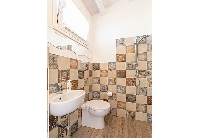 Family bathroom with shower in annex . - Villa Aziz . (Fotogalerie) }}