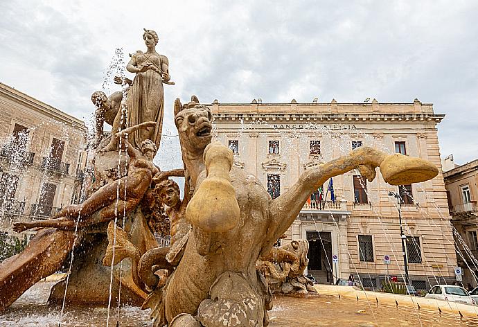 Fountain in Syracuse . - Villa Aziz . (Galería de imágenes) }}