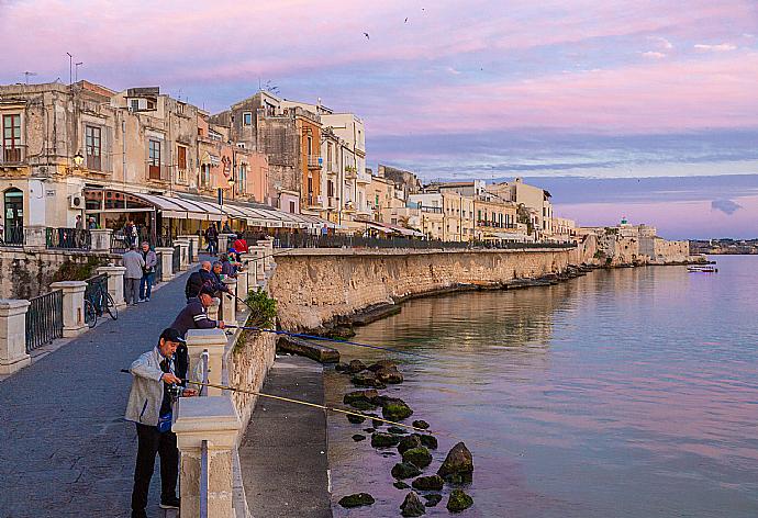 Fishermen in Syracuse . - Villa Aziz . (Fotogalerie) }}