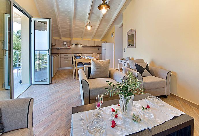 Living room with terrace access . - Villa Stephania . (Fotogalerie) }}