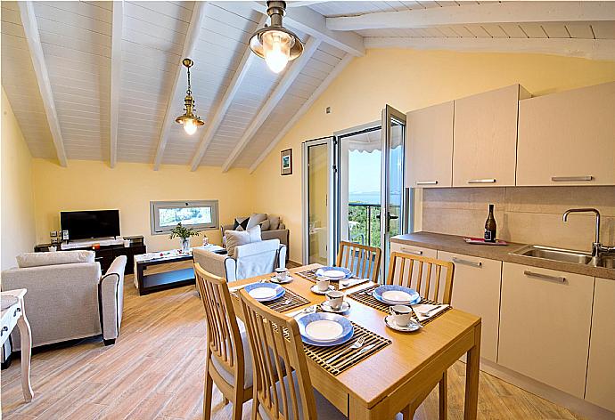 Equipped kitchen with dining area  . - Villa Stephania . (Galerie de photos) }}