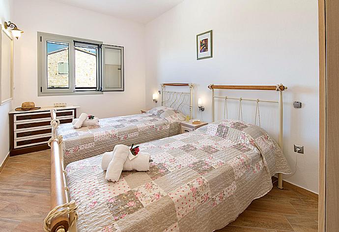 Twin bedroom  . - Villa Stephania . (Photo Gallery) }}