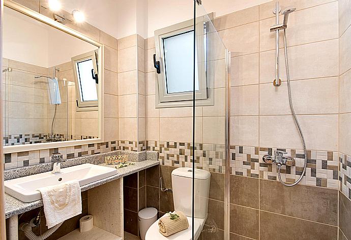 Bathroom with shower . - Villa Stephania . (Photo Gallery) }}