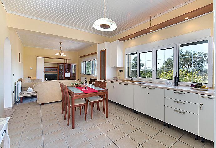 Equipped kitchen with dining area  . - Villa Stephania . (Galerie de photos) }}