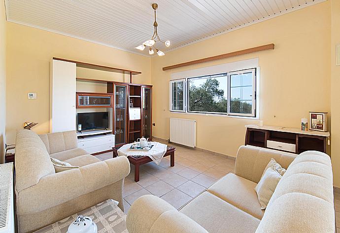 Living room with TV . - Villa Stephania . (Fotogalerie) }}