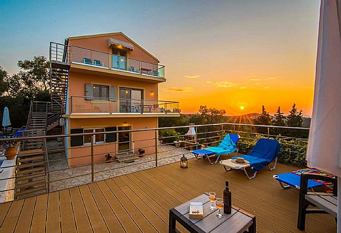 Beautiful villa with sunset views . - Villa Stephania . (Galleria fotografica) }}