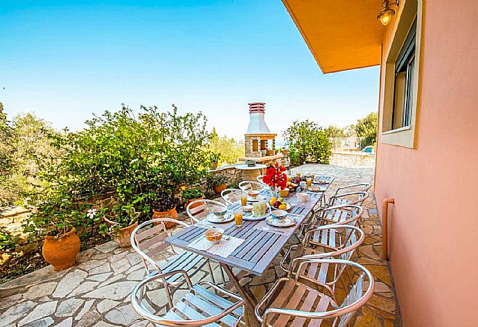 Outdoor dining area with BBQ . - Villa Stephania . (Galería de imágenes) }}