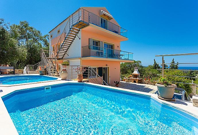 ,Beautiful villa with private pools and terrace with sea views . - Villa Stephania . (Galerie de photos) }}