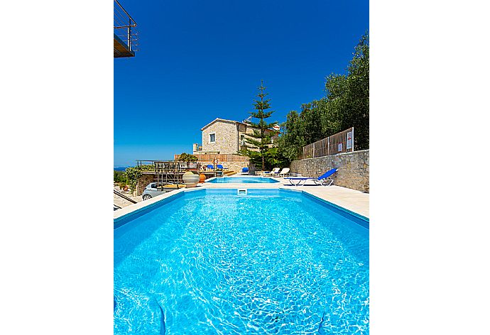 Private pools and terrace . - Villa Stephania . (Galerie de photos) }}