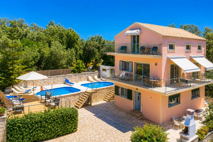 ,Aerial view of Villa Stephania . - Villa Stephania . (Galleria fotografica) }}