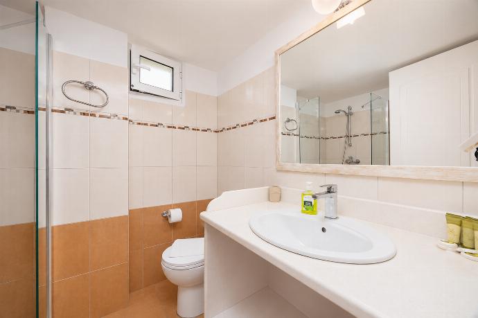 Ground floor unit: family bathroom with shower . - Villa Stephania . (Galleria fotografica) }}