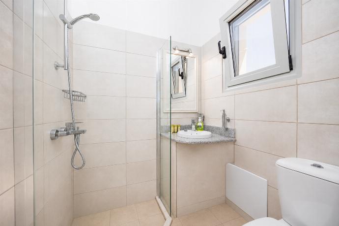 First floor unit: Family bathroom with shower . - Villa Stephania . (Galleria fotografica) }}