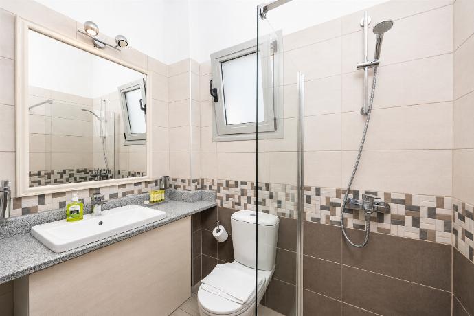First floor unit: family bathroom with shower . - Villa Stephania . (Galleria fotografica) }}