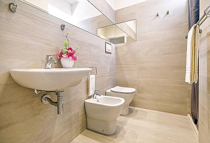 Bathroom with shower . - Villino Dune Tre . (Galería de imágenes) }}