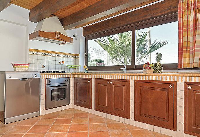 Equipped kitchen with dining area  . - Villino Dune Tre . (Галерея фотографий) }}