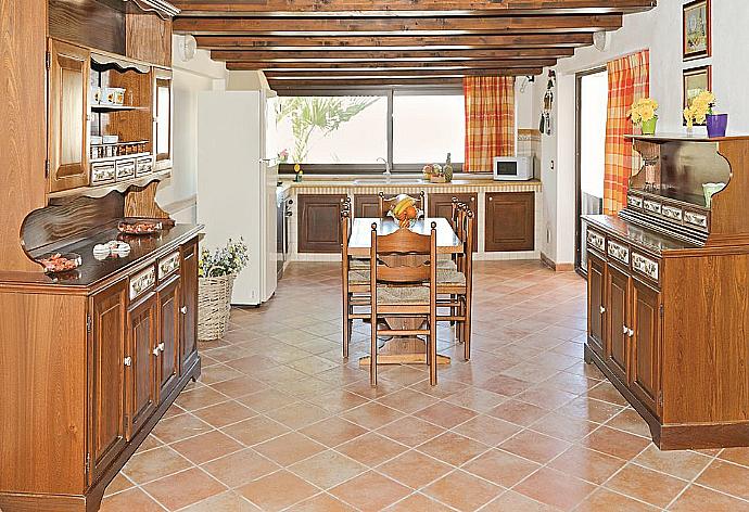 Equipped kitchen with dining area  . - Villino Dune Tre . (Галерея фотографий) }}