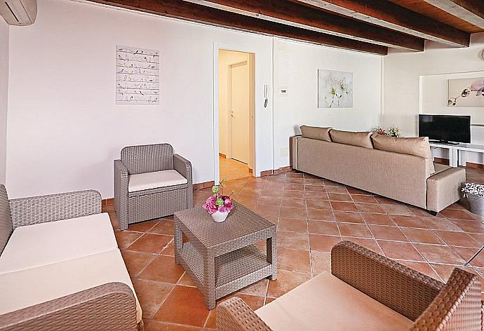 Living room with sitting area . - Villino Dune Tre . (Fotogalerie) }}