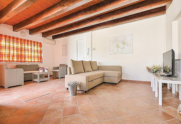 Living room and sitting area . - Villino Dune Tre . (Fotogalerie) }}