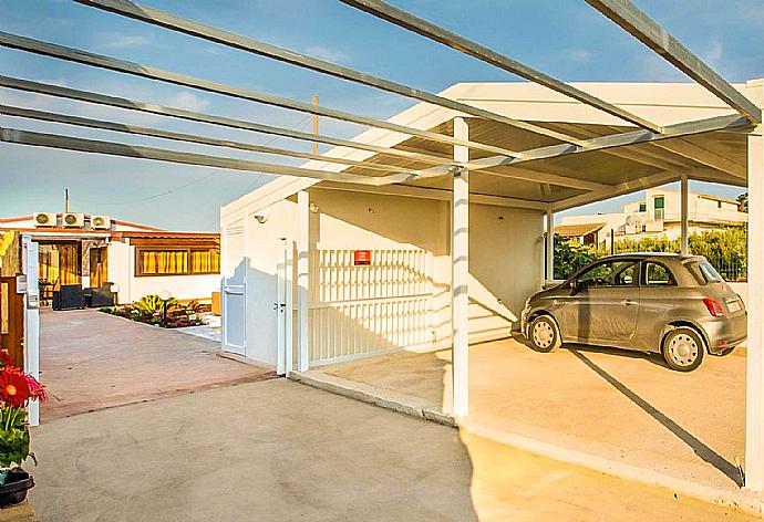 Parking in front of the villa  . - Villino Dune Tre . (Fotogalerie) }}